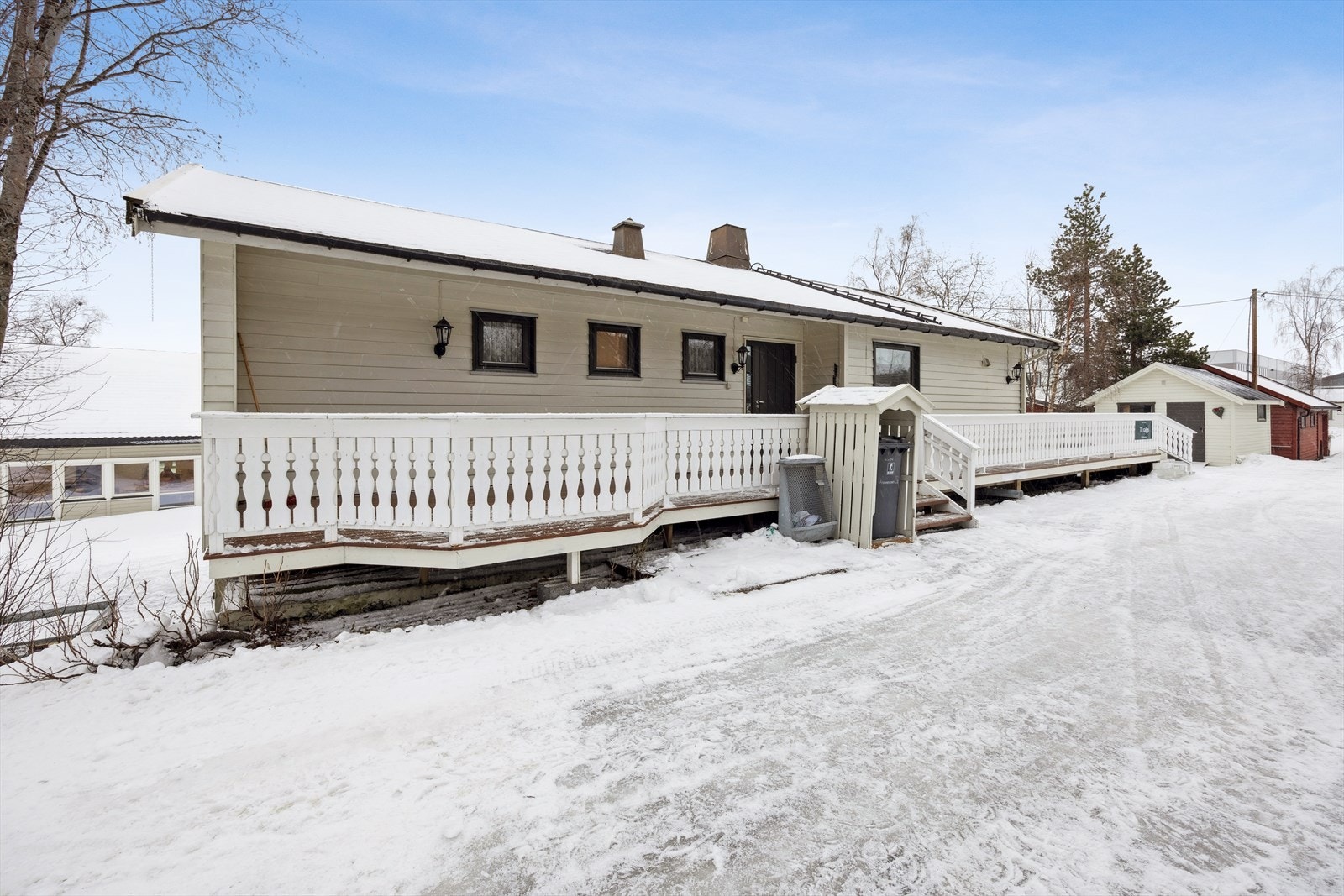 Terrasse er bygd som egeninnsats (ikke omsøkt/godkjent - se pkt. ferdigattst for nærmere infomasjon). Galleribilde