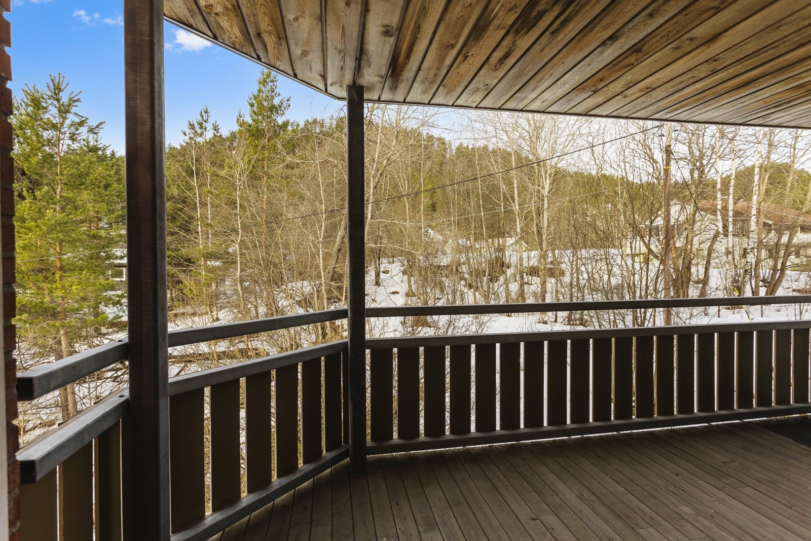Balkongen vender mot et lite skogsområde. Galleribilde