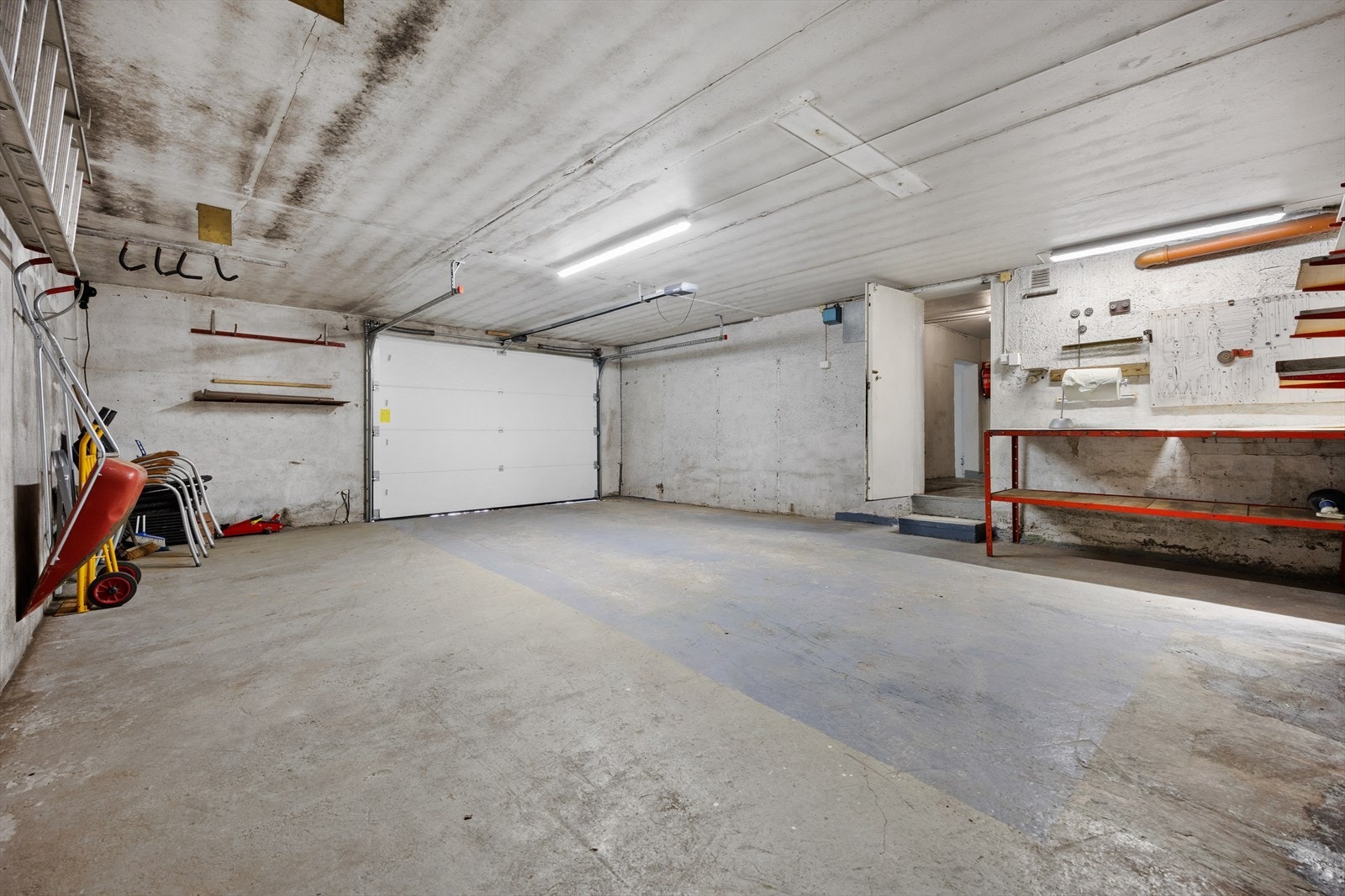 Garasje med elektrisk port og arbeidsbenk. Galleribilde