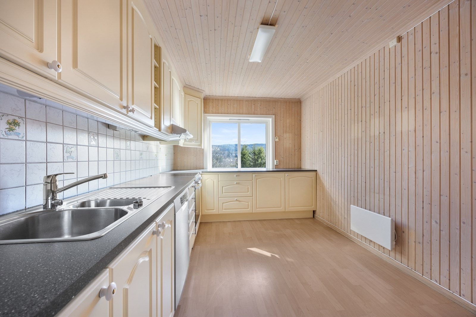Fine lysforhold og mulighet for spisebord. Galleribilde
