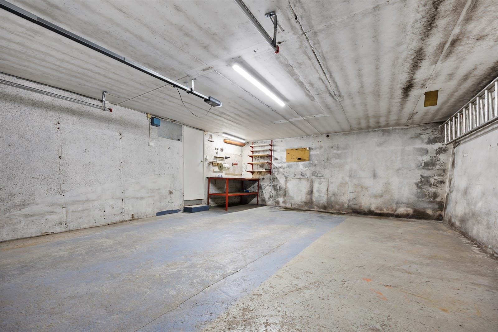 Romslig garasje med god plass til bil og oppbevaring. Galleribilde