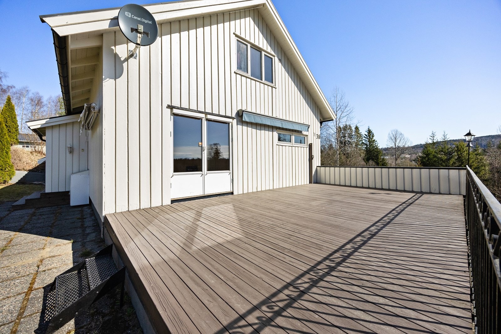 Terrasse med mulighet for utemøbler og planter. Galleribilde