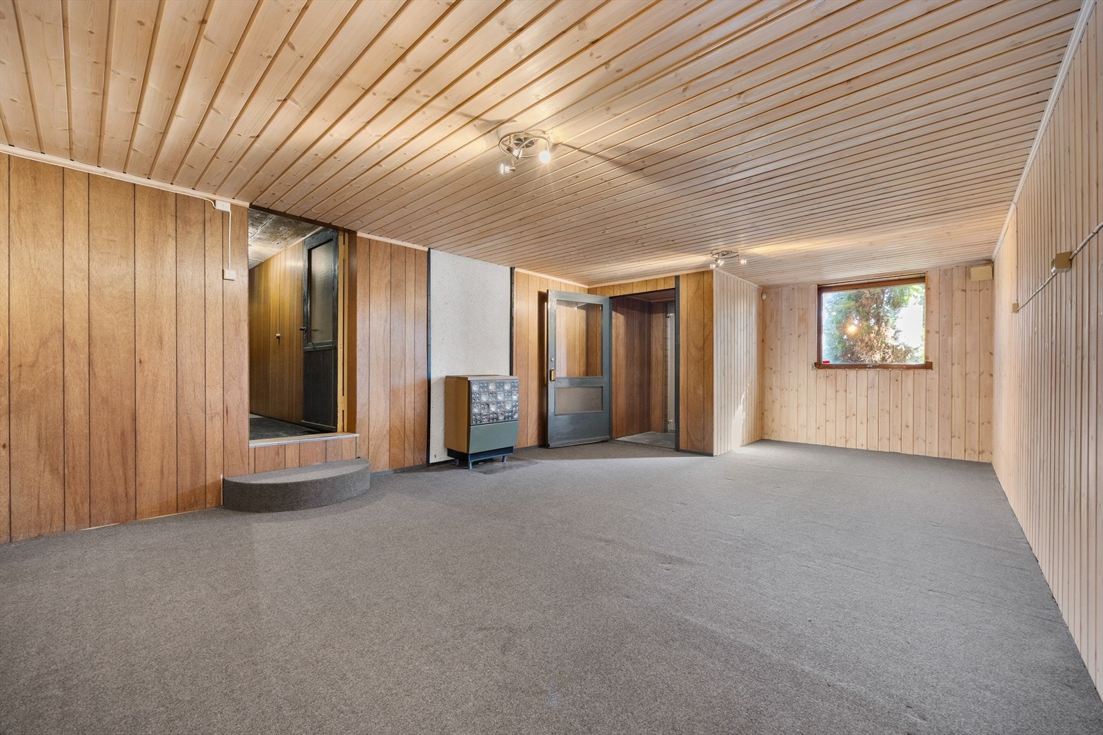 Kjeller med inndeling i flere rom. Galleribilde