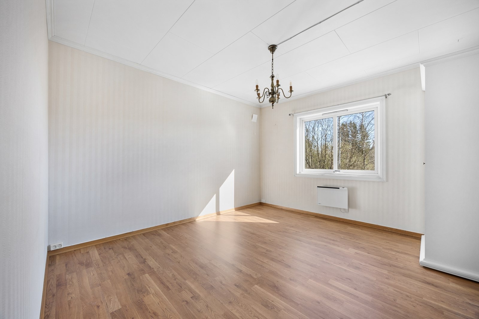 Soverom med plass til dobbeltseng og garderobe. Galleribilde