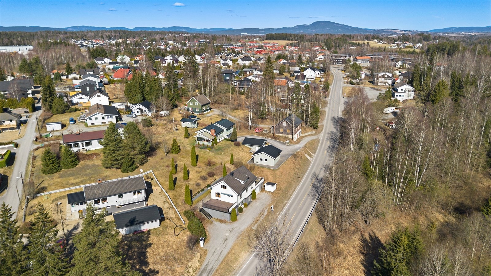 Sentral beliggenhet med kort vei til Jessheim og Gardermoen. Galleribilde