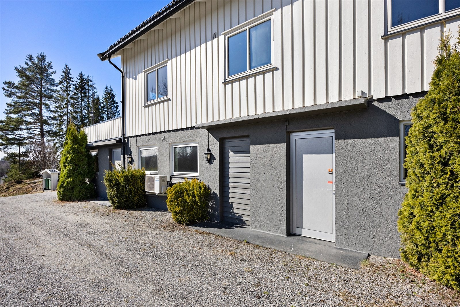 Fasade og inngang til kjeller. Galleribilde