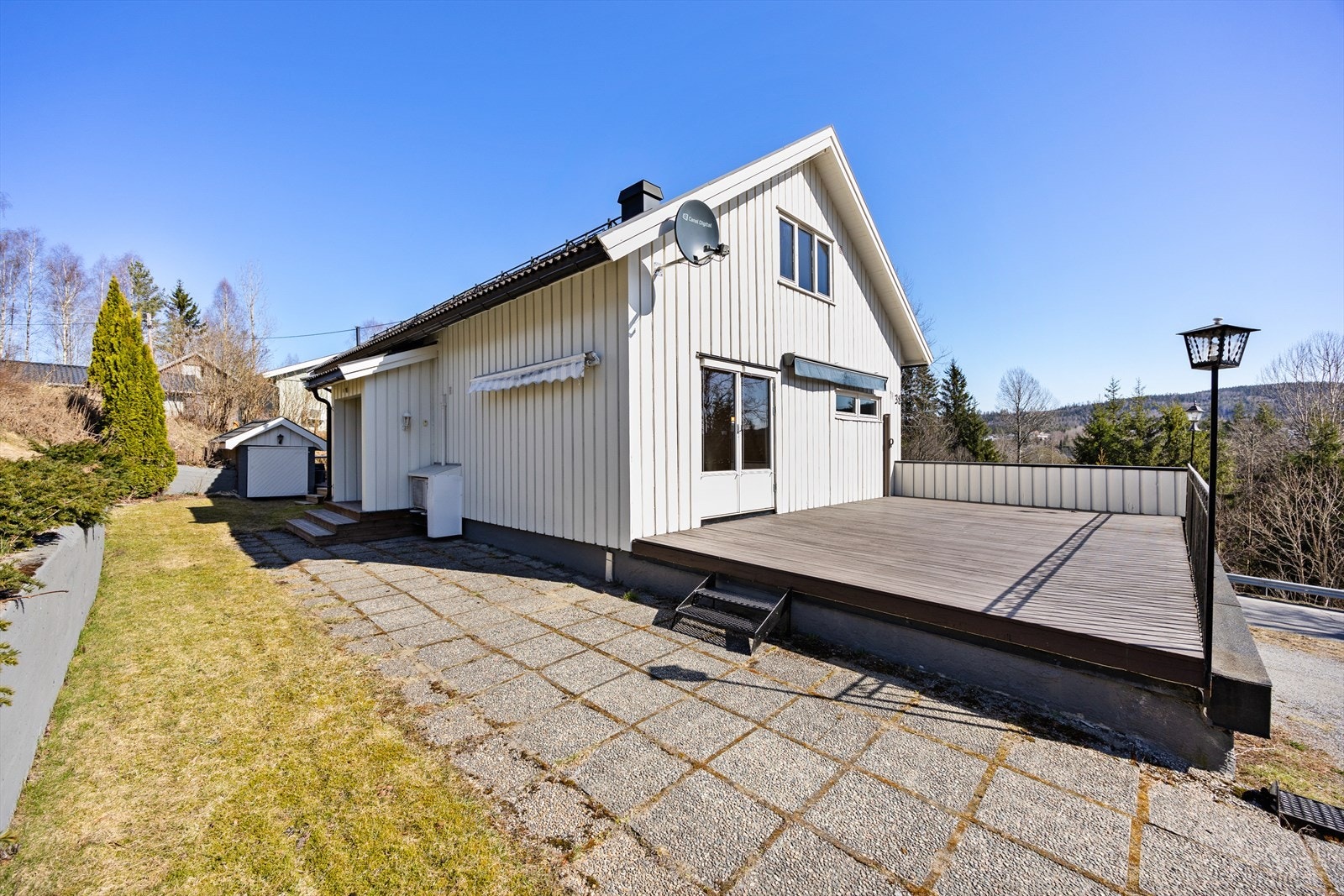 Inngangsparti og terrasse. Galleribilde