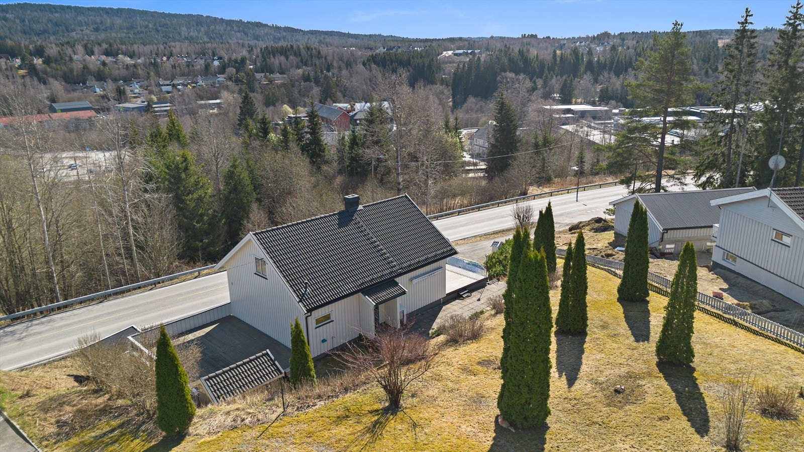 Fasade og hage. Galleribilde