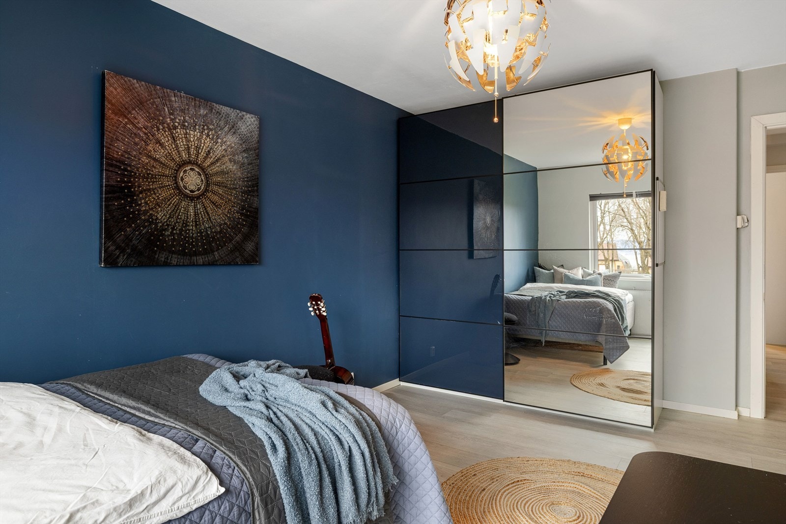 Også dette soverommet har god oppbevaringsplass i stor skyvedørsgarderobe som medfølger i handelen. Galleribilde