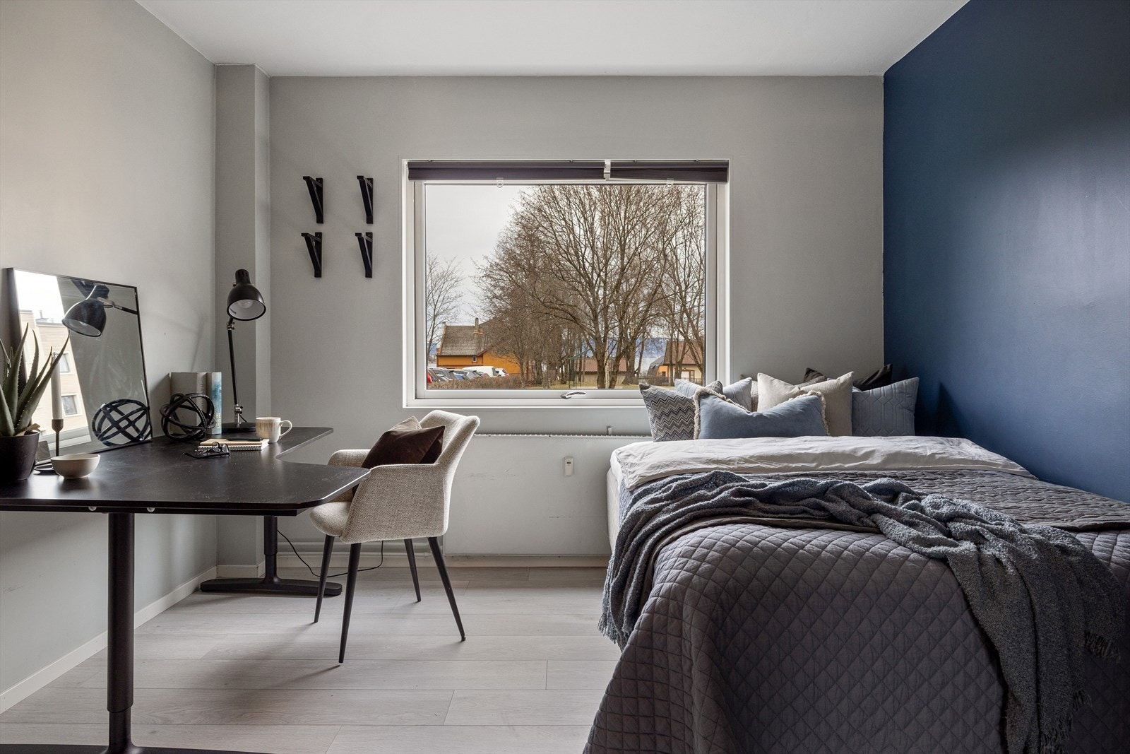 Soverommet har samme gode og moderne standard som resten av leiligheten med lys enstavs klikkvinyl fra 2018 på gulv og overflater malt i 2018. Galleribilde