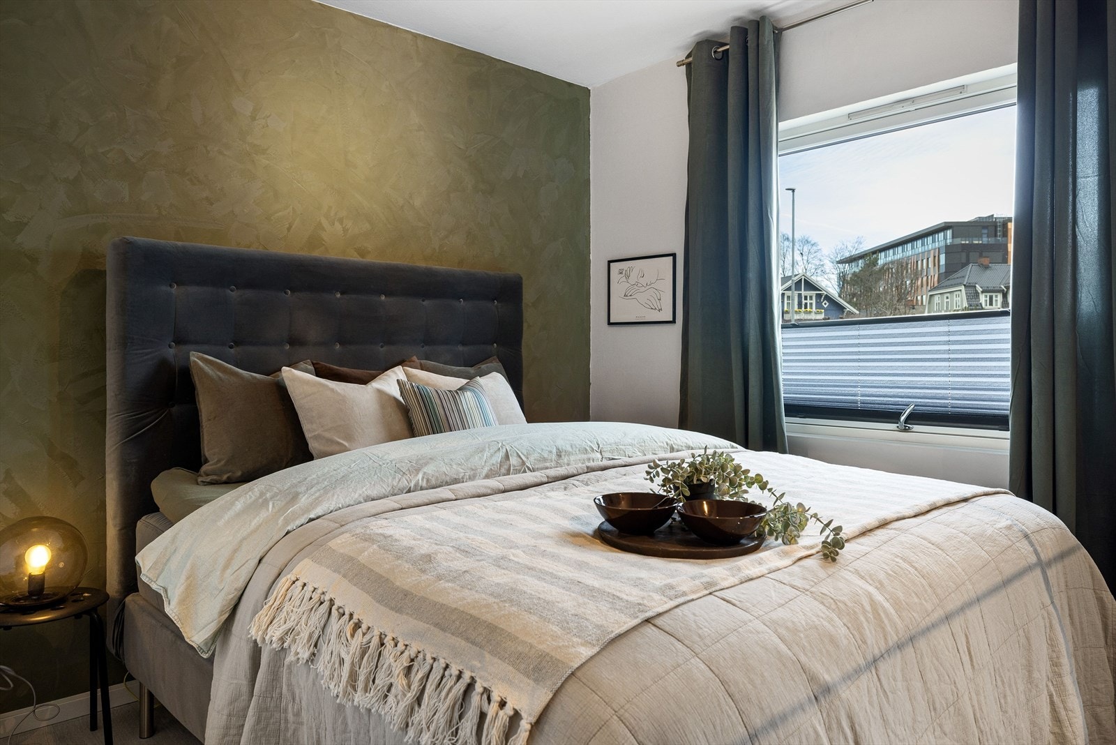 Soverom 1 er et lyst og innbydende rom. God standard med lyst enstavs gulv og lysmalte overflater med en stilig kontrastvegg med grønn kalkmaling. Galleribilde