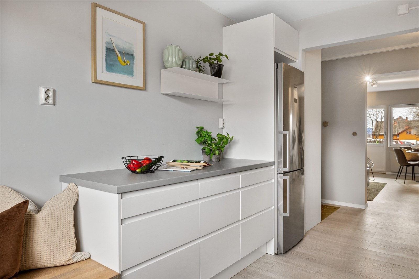 Kjøkkenet er utstyrt med medfølgende hvitevarer som nedfelt platetopp, integrert stekeovn og oppvaskmaskin, samt frittstående kjøleskap med frysedel. Galleribilde