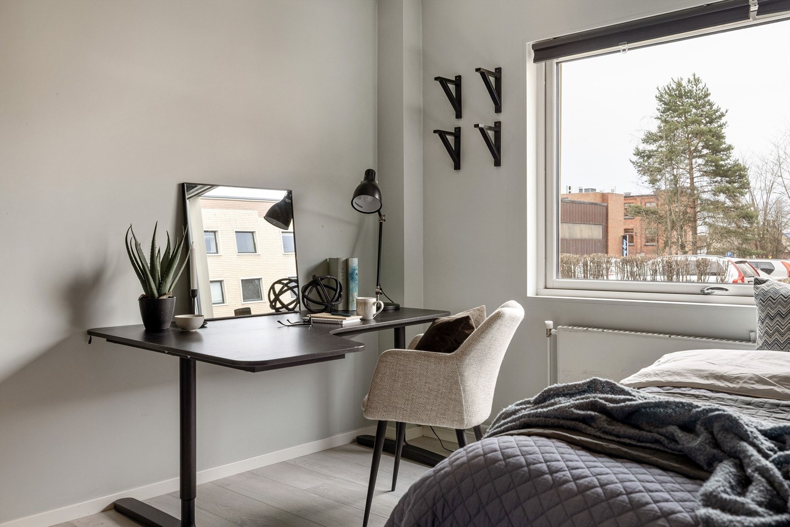 På soverommet er det plass til både dobbeltseng og en kontorpult eller kommoder. Galleribilde