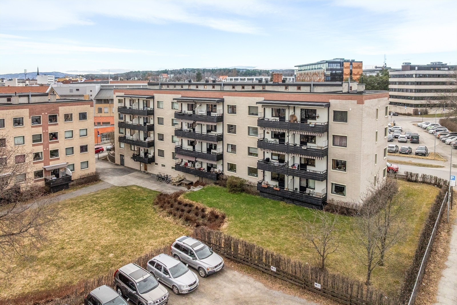 Felles eiertomt for aksjelaget på ca. 3 891,7m² som er opparbeidet med gressplen og variert beplantning. Asfalterte veger ved bygget. Leiligheten ligger øst i Hamar sentrum med gåavstand til "alt". Galleribilde