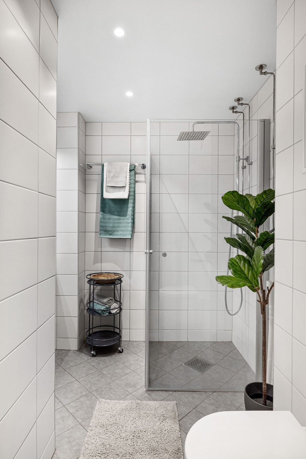 Baderommet er også utstyrt med dusjhjørne med innfellbare glassdører og regnfallsdusj, samt vegghengt toalett. Det er også plass og opplegg for vaskemaskin. Galleribilde