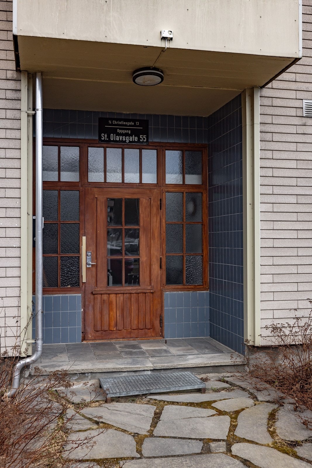 Overbygget inngangsparti med callinganlegg. Galleribilde