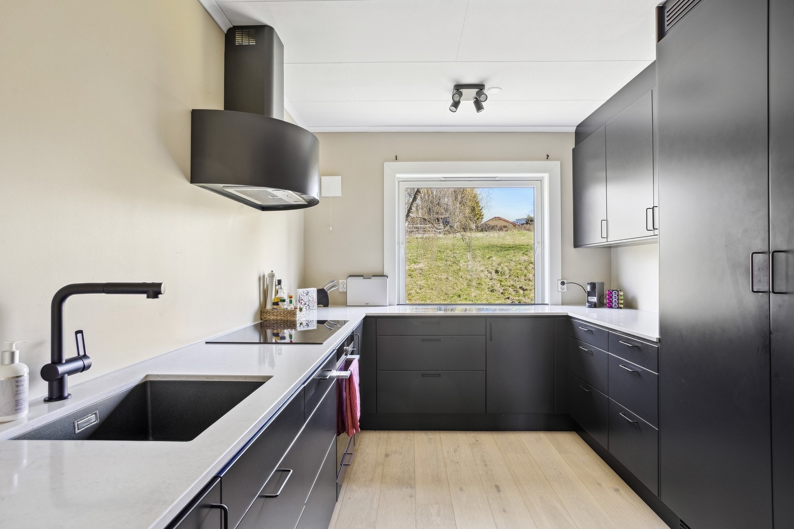 Separat kjøkken med integrerte hvitevarer. Galleribilde