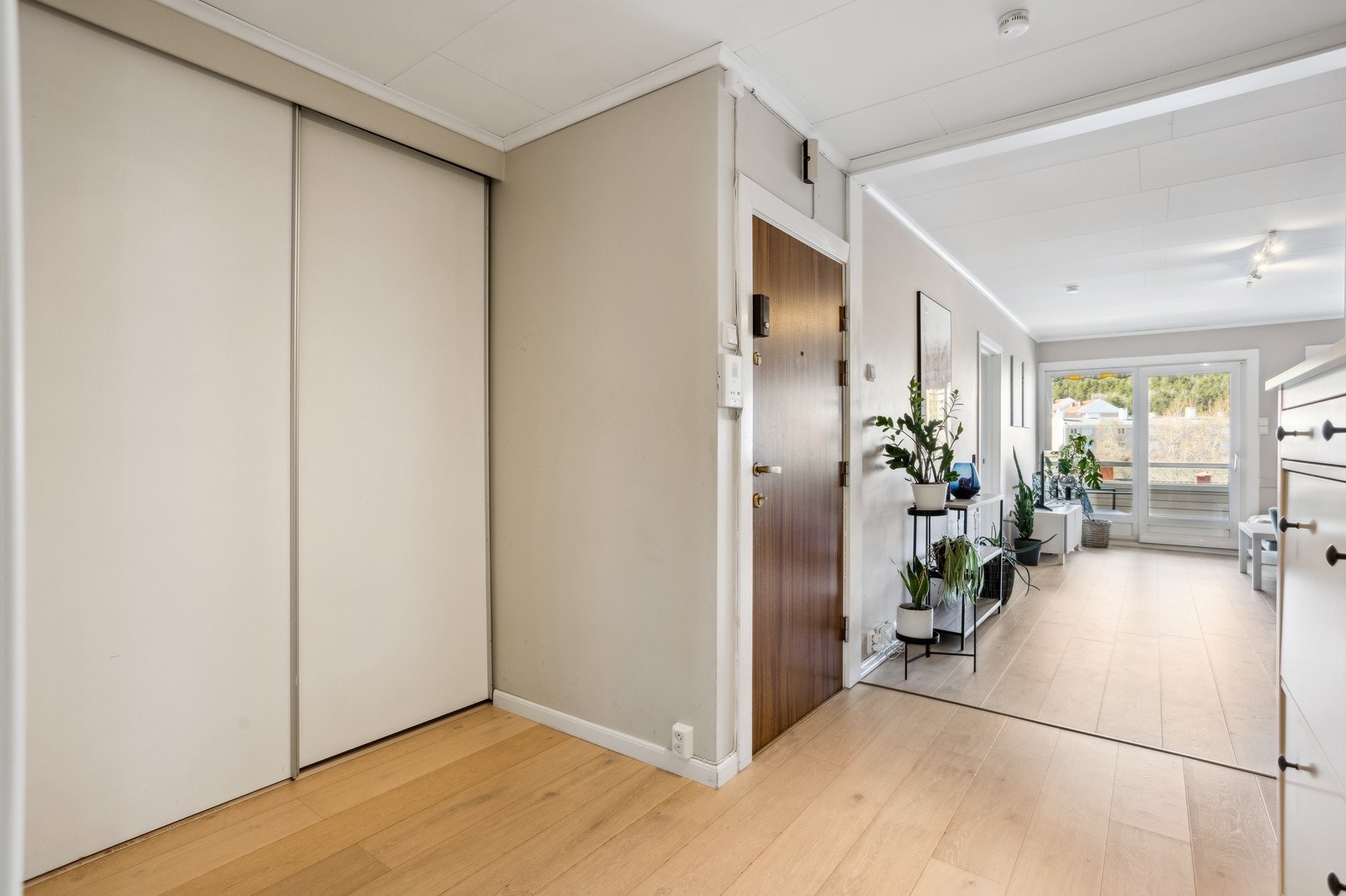 Entrèen har god oppbevaringsplass med skyvedørsgarderobe og har tilknytning til innvendig bod. Galleribilde