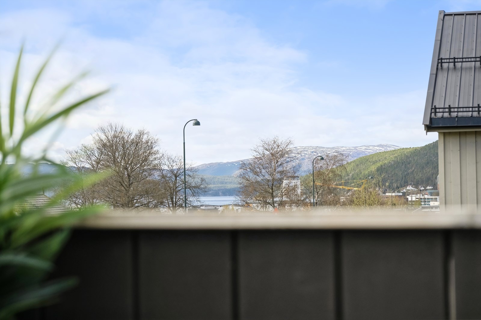 Utsikt fra veranda. Gangavstand til skoler, barnehage, idretts- og svømmeanlegg, butikk og til sentrumsfunksjoner. Galleribilde