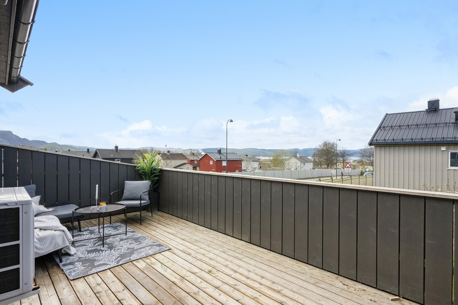 Fra stuen er det utgang til en stor og usjenert veranda. Galleribilde