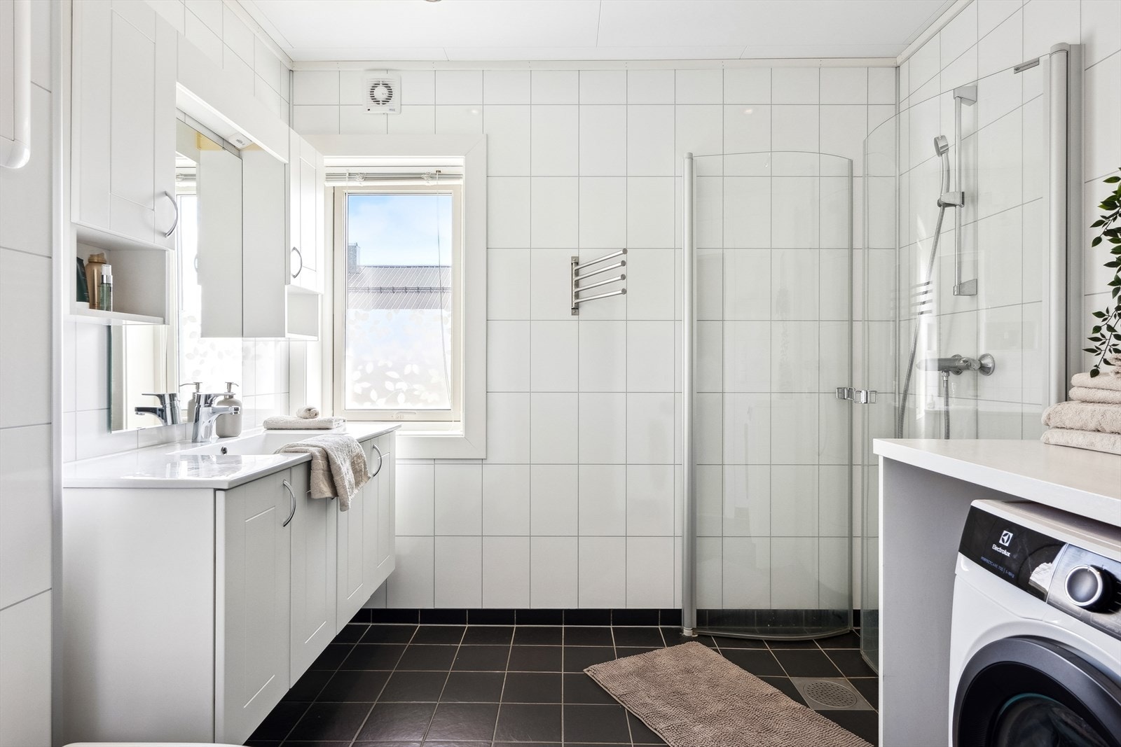 Bad / wc: Romslig innredning med servanttopp, dusjvegger. Flislagt gulv og og våtromsplater på vegger. Downlights leddbelysning i himling. Galleribilde