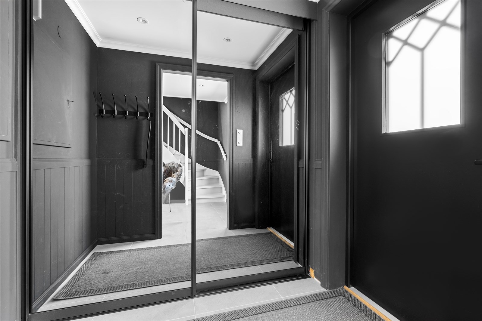 Velkommen inn! Store deler av boligen er pusset opp i nåværende eiers eiertid hvor de fleste innvendige overflater er gjennomgått. I entreen er det lagt fliser med varmekabler i gulvet. Ny inngangsdør i 2019/2021. Galleribilde