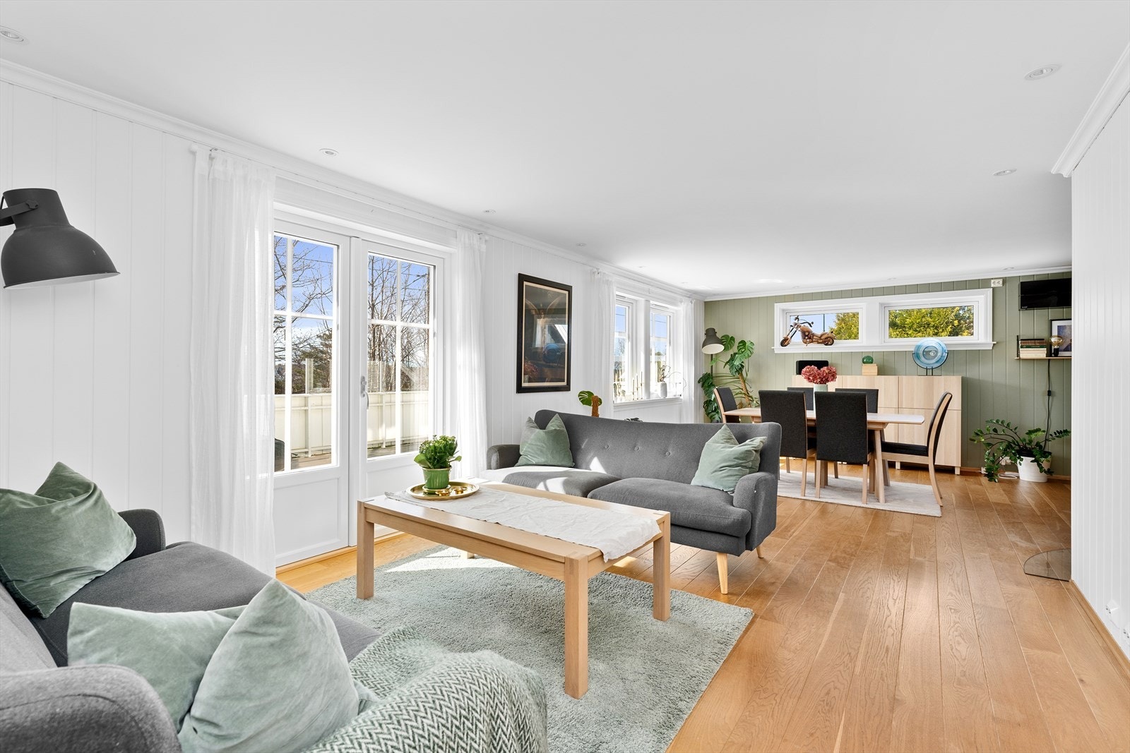 I denne stuen har du plass til flere møbleringssoner. Det er plassert både vedovn og varmepumpe som gir godt med varme vinterstid. Galleribilde