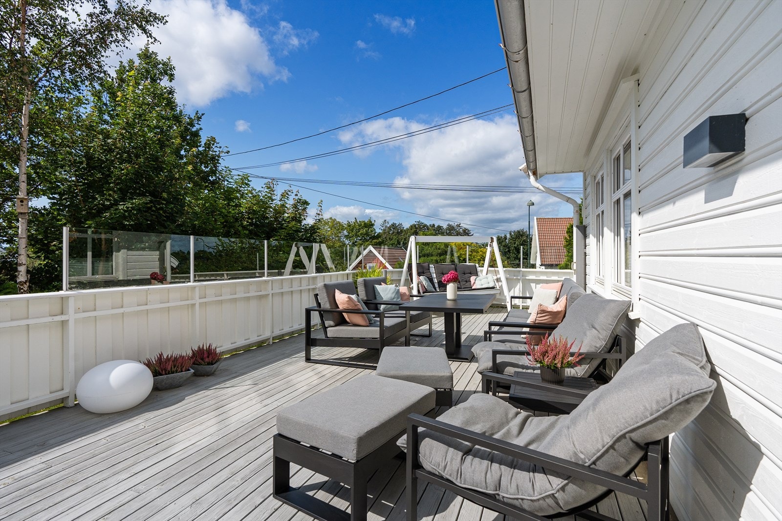 Eiendommen kan friste med svært gode solforhold, og flere flotte uteplasser! Terrassen med tilkomst fra stuen er av god størrelse og målt til ca. 40 kvm. Galleribilde