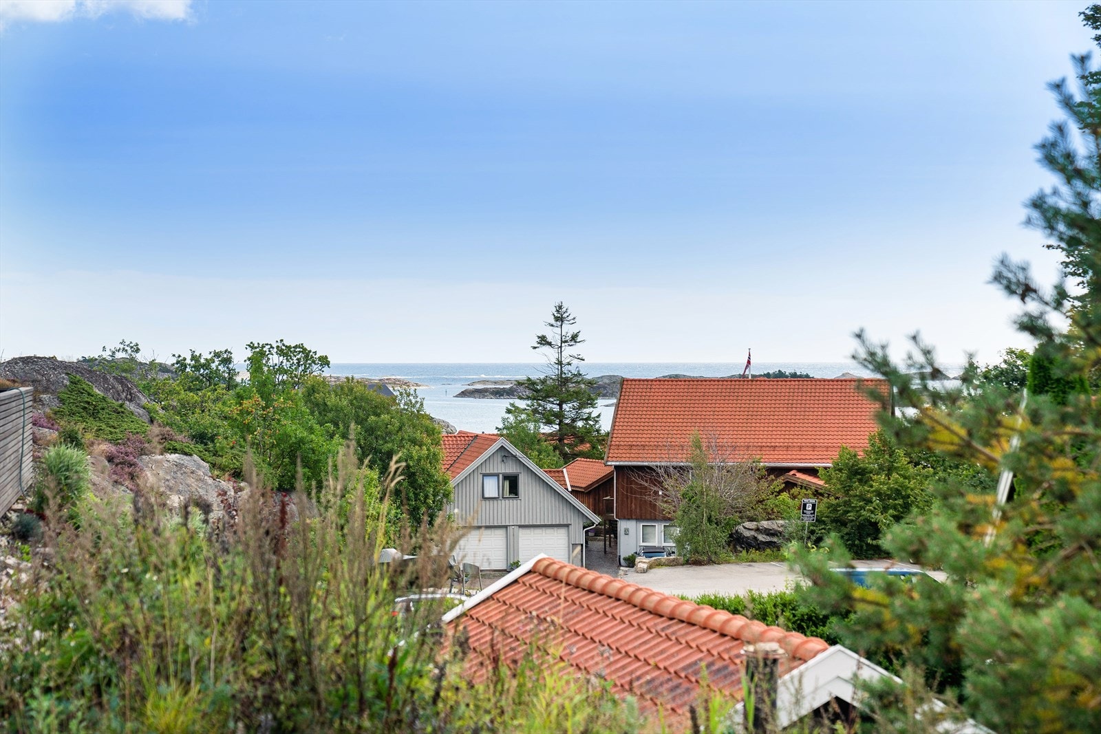 Fra balkongen på hovedsoverommet har du faktisk sjøutsikt og kan se mot Mæbøsfjorden og havet som ligger bak. Her bor du ikke langt fra sjøen, og via snarvei er det kort gangavstand til stranda nedenfor Skjærgårsheimen. Galleribilde