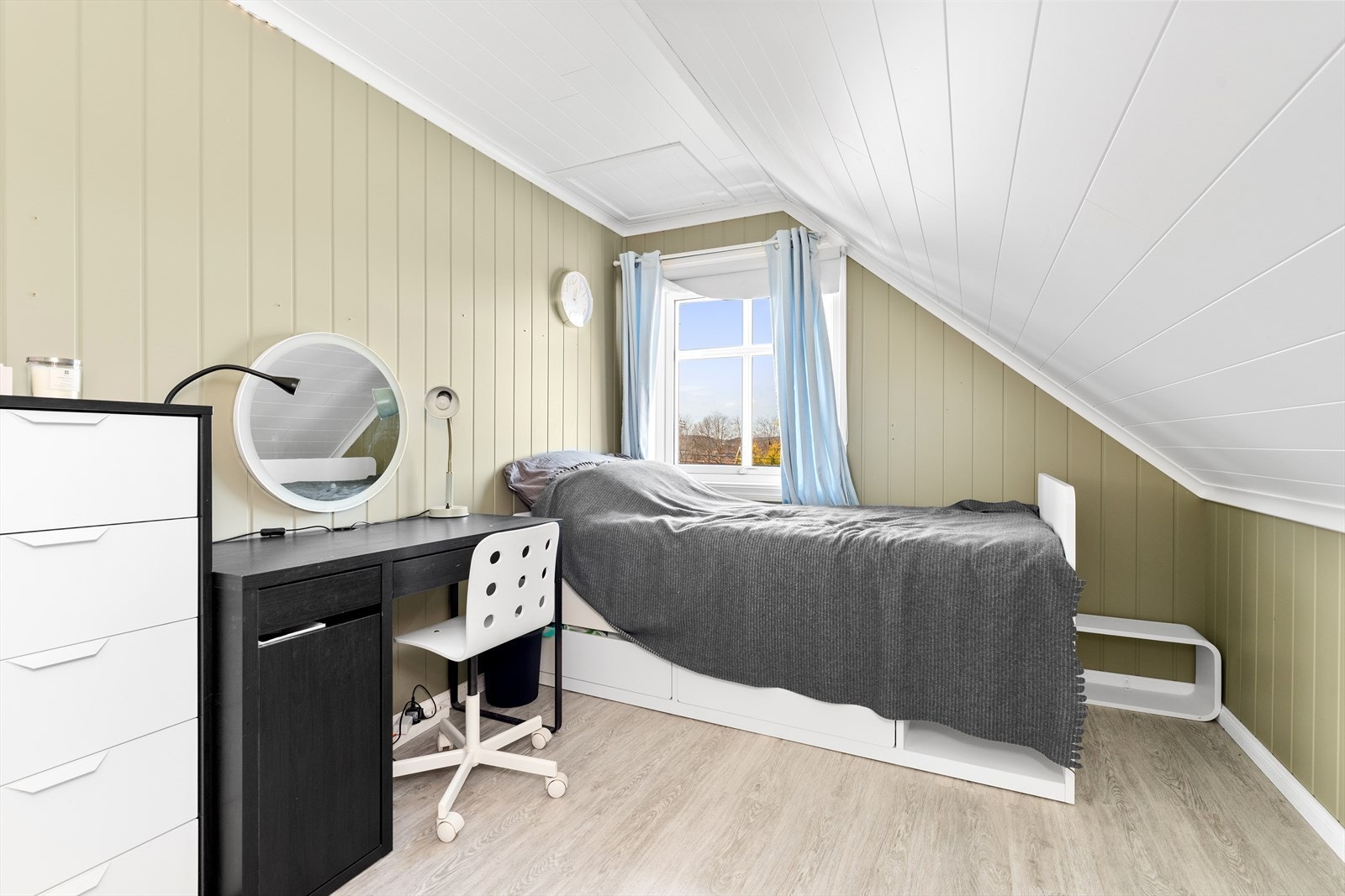 Hele denne etasjen har blitt pusset opp med nye gulv, samt at resterende overflater er skiftet/malt. Galleribilde