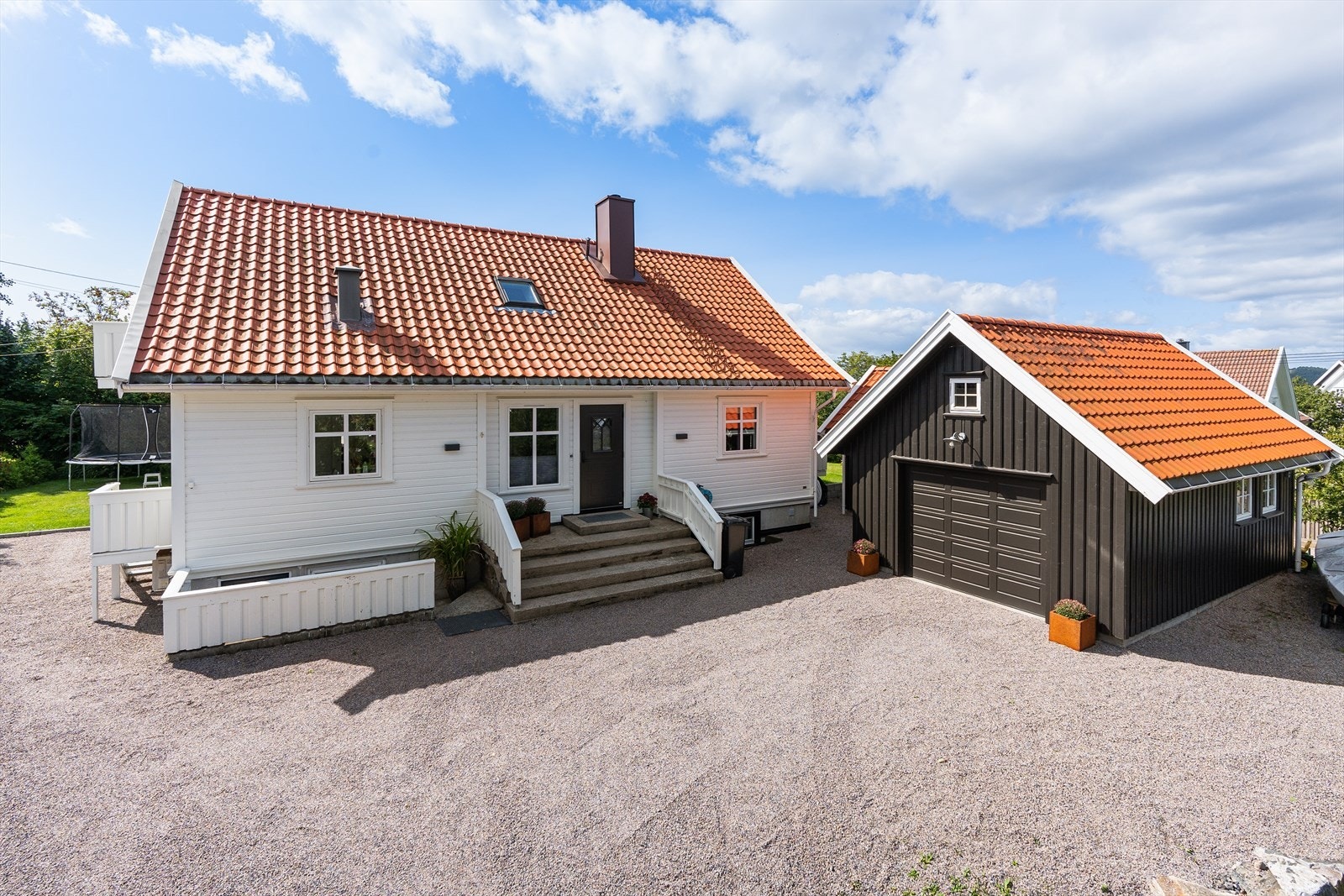 Innkjørselen er gruset, hvor du har god plass til å parkere flere biler. I Garasjen er det satt opp el-bil lader, og det er også en større bod for god lagringsplass i tilknytting til garasjen. Galleribilde