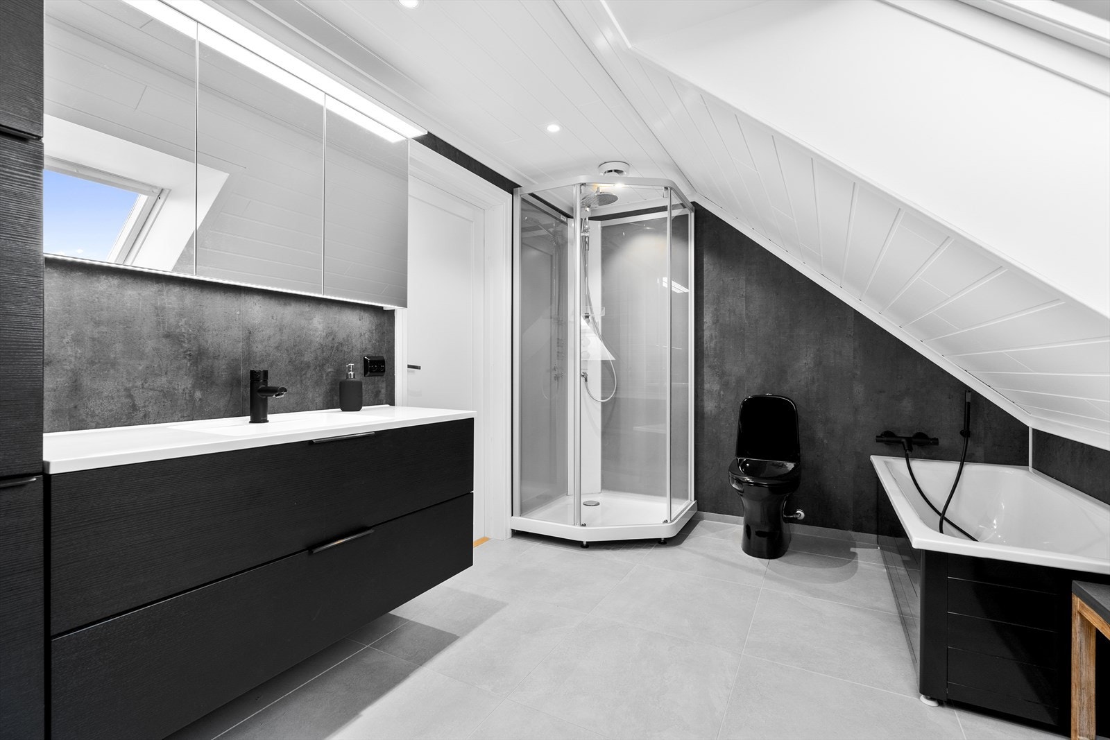 Badet var nytt i 2020, hvor det elektriske, rørarbeid og murerarbeid er utført av fagfolk. Galleribilde