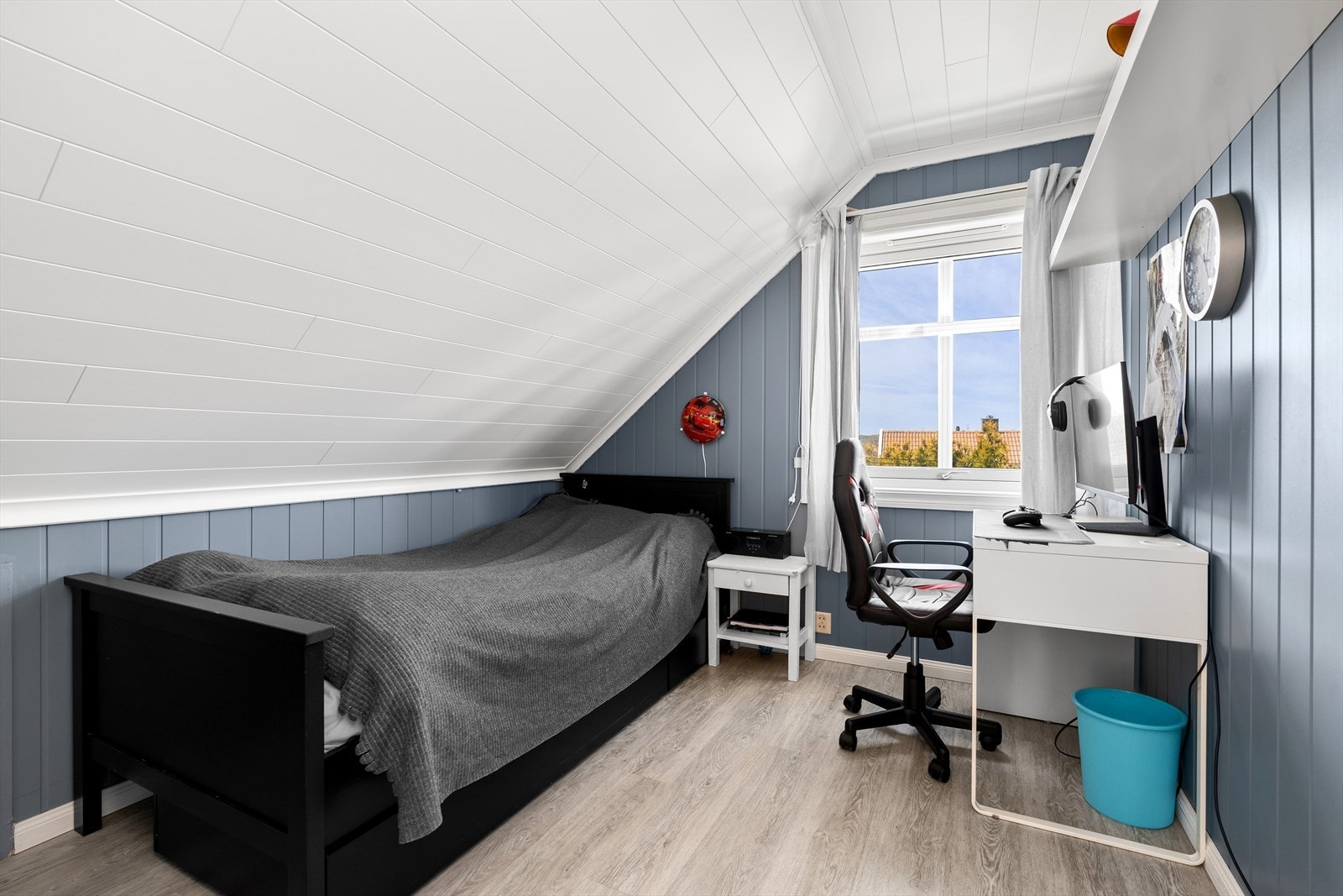 Alle soverommene er av god størrelse med plass til seng, tilhørende nattbord, samt gardeobeløsning. På dette rommet er det også laget plass til en arbeidsstasjon. Galleribilde