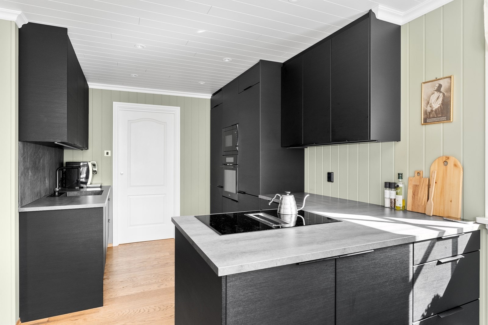 Rommet er pusset opp med nye panelplater, og himling med downlights. Døren tar deg til vaskerommet som har egen utgang ut til hage. Galleribilde