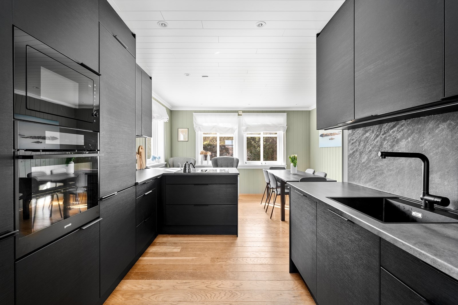 Kjøkkenet var nytt i 2020 og inneholder alt du behøver som integrert stekeovn, mikrobølgeovn, kjøleskap med frysedel, oppvaskmaskin, samt induksjonstopp med integrert vifte som trekker luften helt ut. Galleribilde