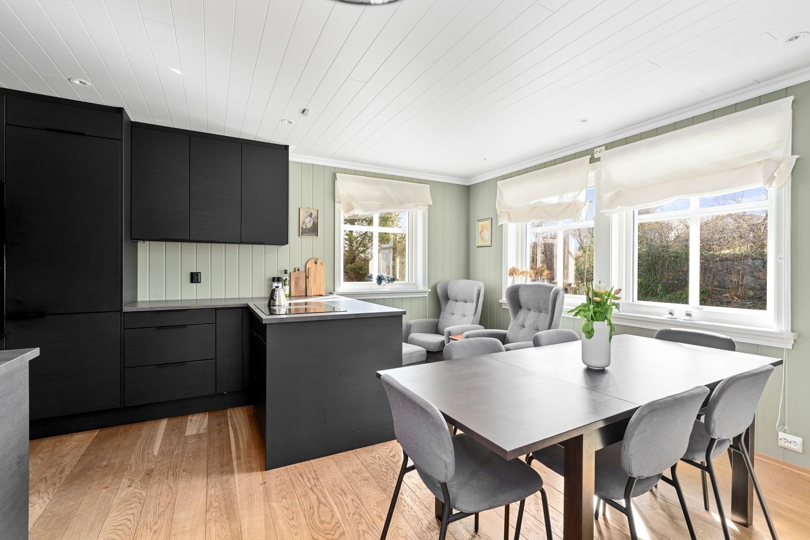 Kjøkkenet er delikat oppusset med kjøkkeninnredning fra Sørlandskjøkken. Rommet er av god størrelse med plass til en sittegruppe og spisegruppe. Galleribilde