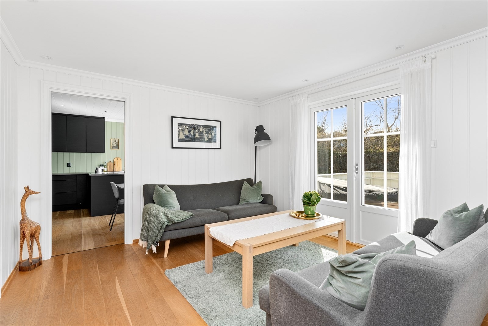 Videre inn finner du en stor stue, hvor det er plass til mange! Døren ut til terrassen er skiftet i 2020/2021, og ellers er himling og veggene pusset opp og nye. Galleribilde