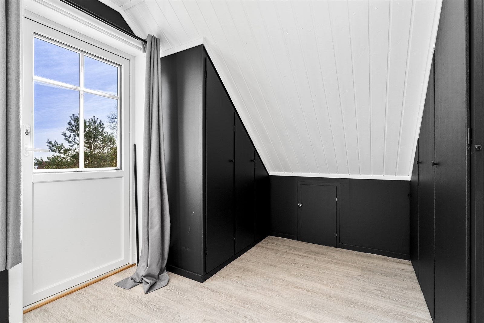 Innebygd garderobe, samt luke til oppbevaring i knevegg. Galleribilde