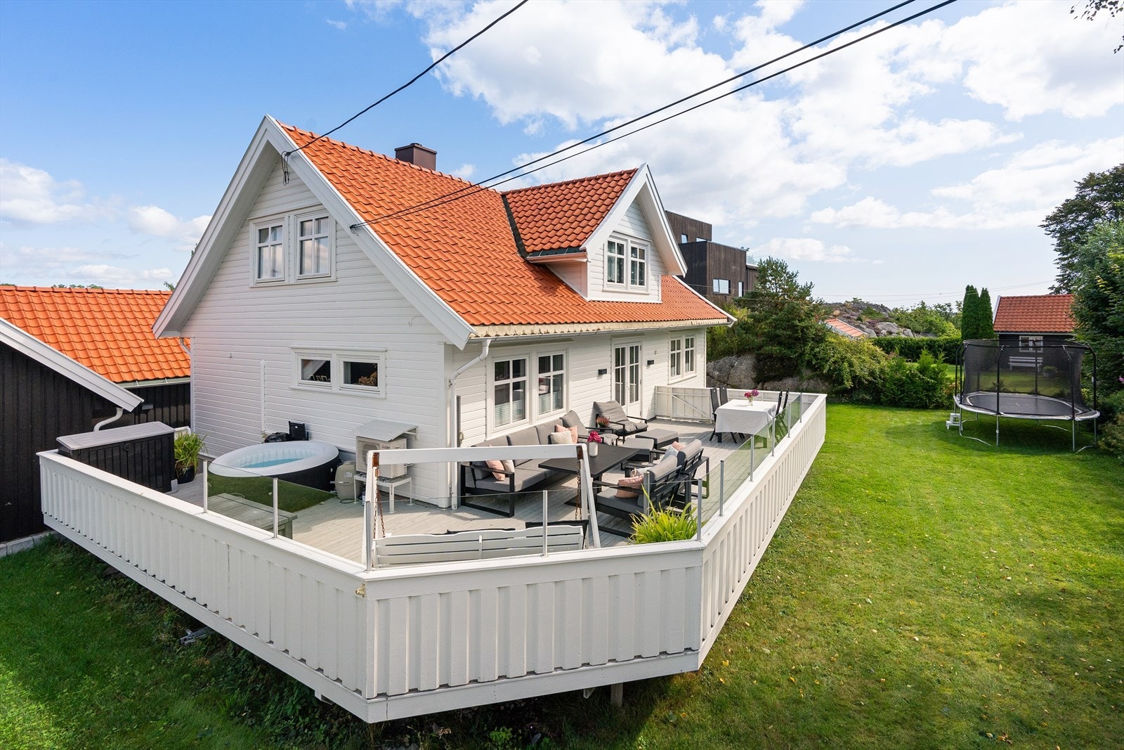 Eiendommen er på ca 780 kvm., hvor du har en stor hage barn og firebeinte kan boltre seg på. Du har også gangavstand til barnehager, skole og badeplasser på Lindhammeren, Kvennesviga og Krageviga om du vil. Galleribilde