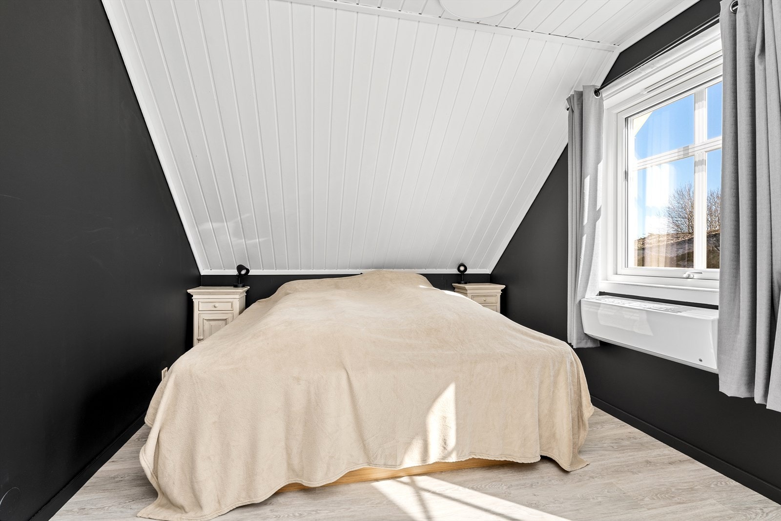 Hovedsoverommet ligger litt for seg selv med plass til dobbeltseng med tilhørende nattbord, garderobeløsning, samt tilkomst til balkong. Her er det også plassert en varmepumpe som for det meste er blitt benyttet til kjøling sommerstid. Galleribilde