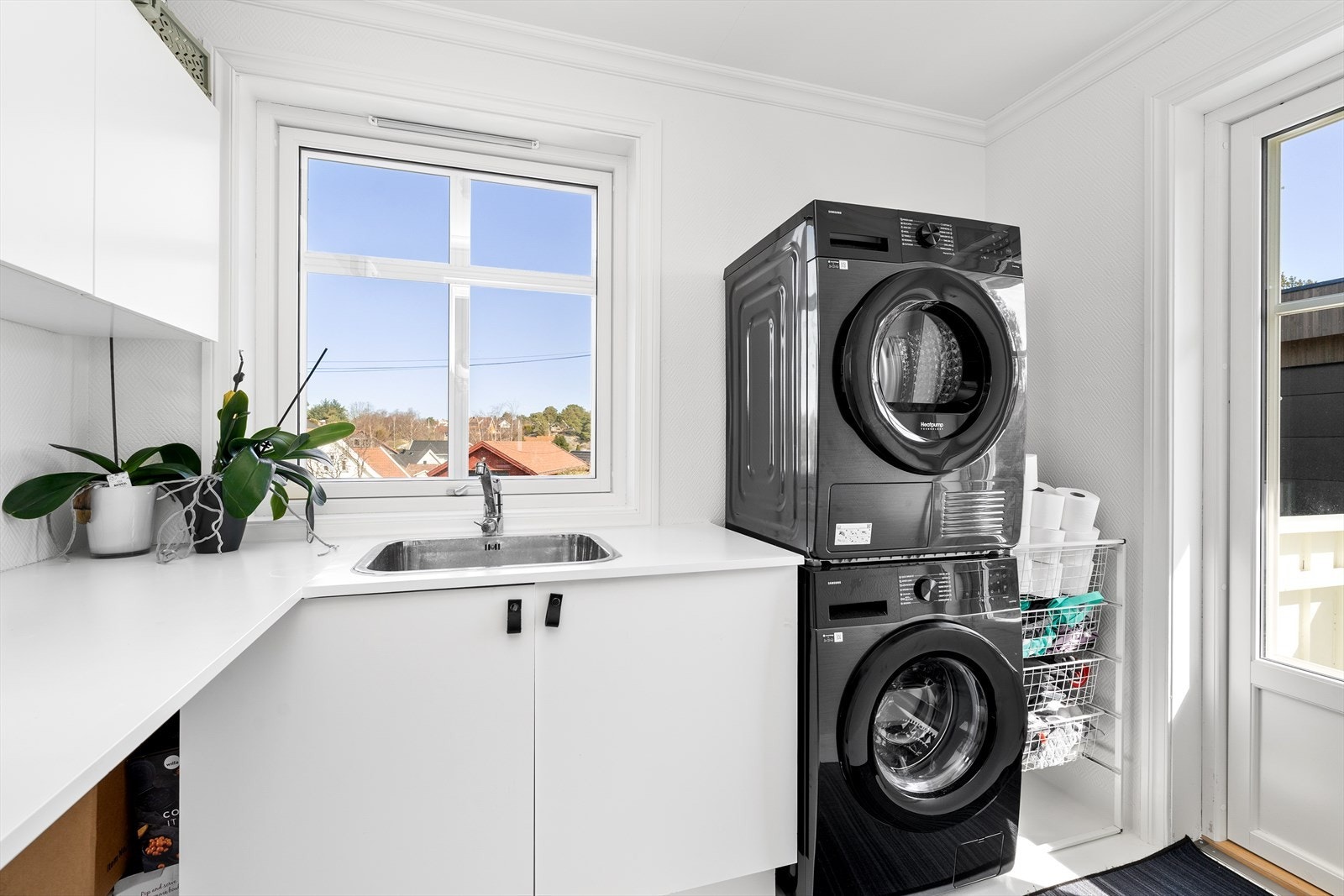 Vaskerommet er lyst og trivelig med en praktisk utslagsvask, opplegg og plass til vaskemaskin/tørketrommel, samt lagringsplass i innredning. Det er en egen praktisk utgang direkte fra vaskerommet. Galleribilde