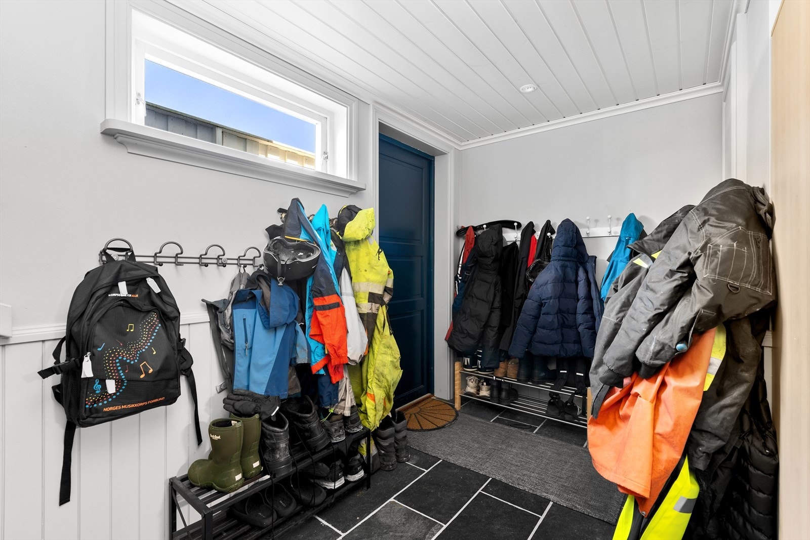 I boligens underetasje er det en egen entre med fliser på gulv og downlights i himling. Etasjen inneholder videre en ekstra stue, bad, samt to innredede soverom. Ingen av rommene i underetg. er godkjent for varig opphold. Galleribilde