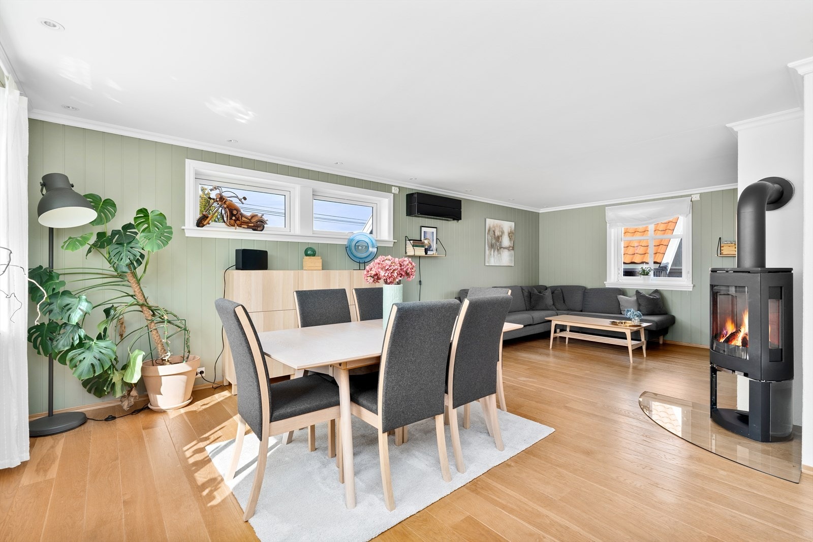 Stuens utforming gjør den enkel å innredet. Legg merke til de duse moderne fargetonene som er valgt på veggene. Galleribilde