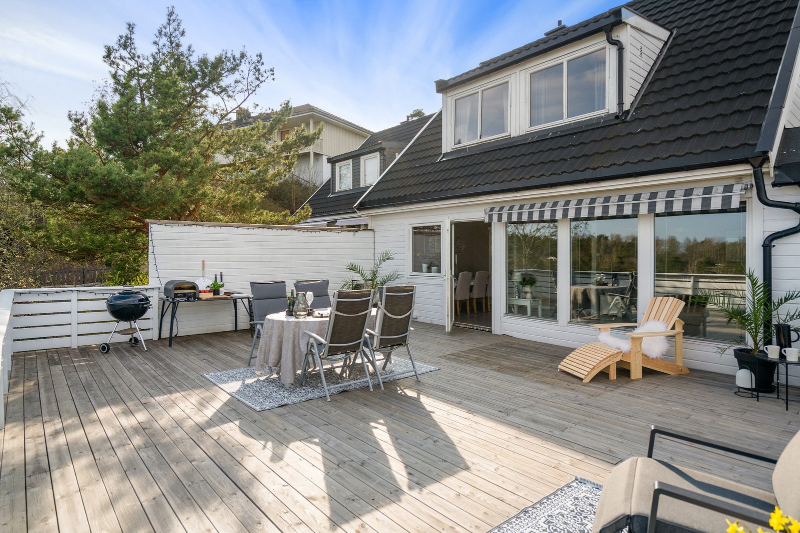 Hyggelig uteplass ved inngangspartiet hvor man kan nyte ettermiddagssola. Galleribilde