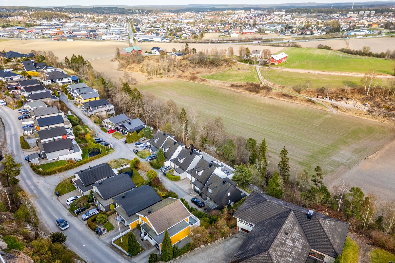 Her bor du sentralt med kort vei til barnehage, skole, bussholdeplass og kjøpesenter. Galleribilde