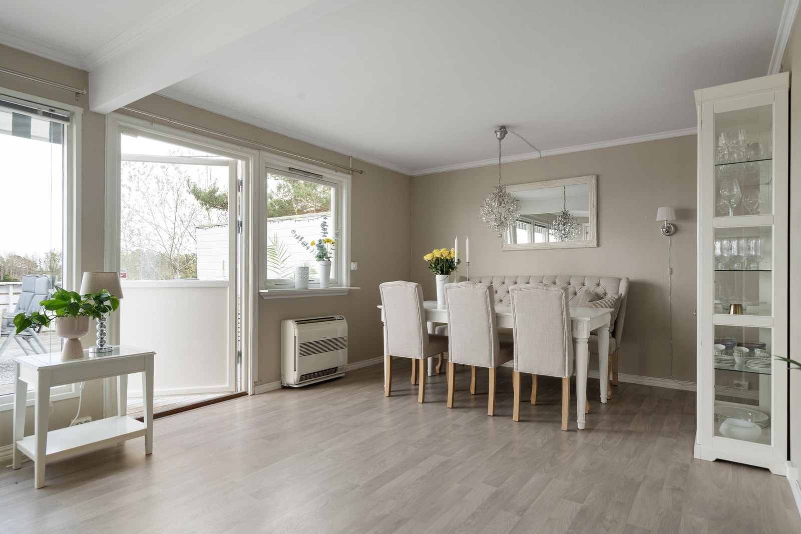 Fra stuen er det utgang til den romslige terrassen. Det er varmepumpe i stuen. Galleribilde