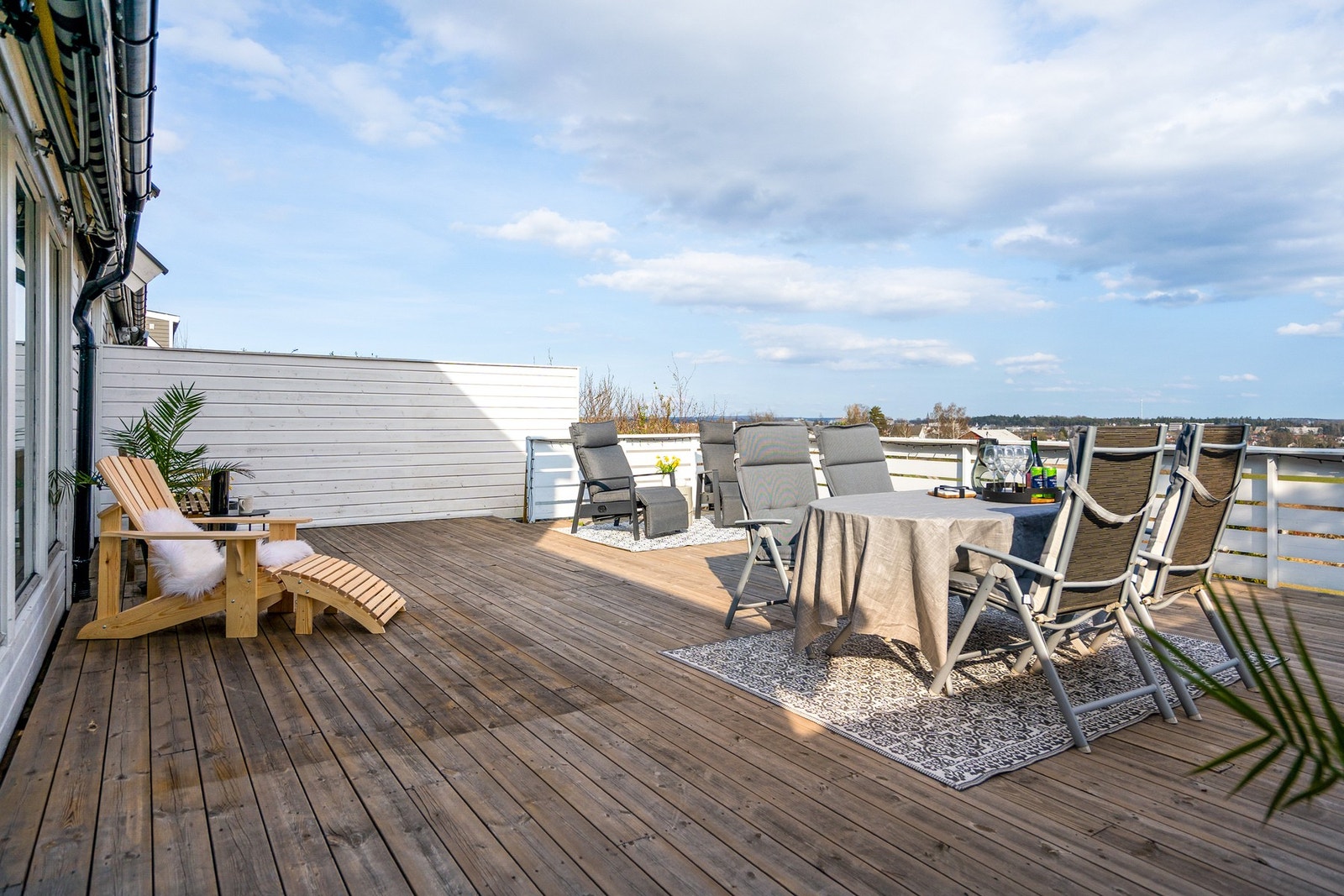 Stor og fin terrasse med utsikt mot Tunejordet og sentrum. Galleribilde