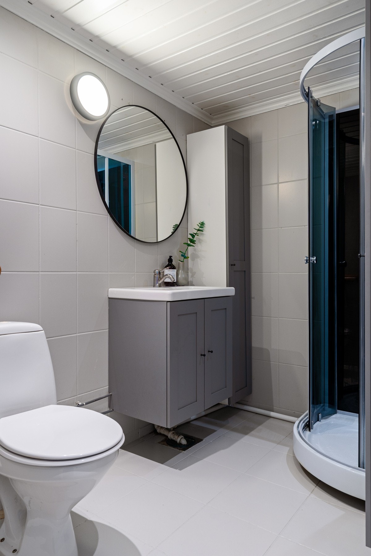 Flislagt bad i 2. etasje med toalett, servant og dusjkabinett. Det er varmekabler i gulvet. Galleribilde