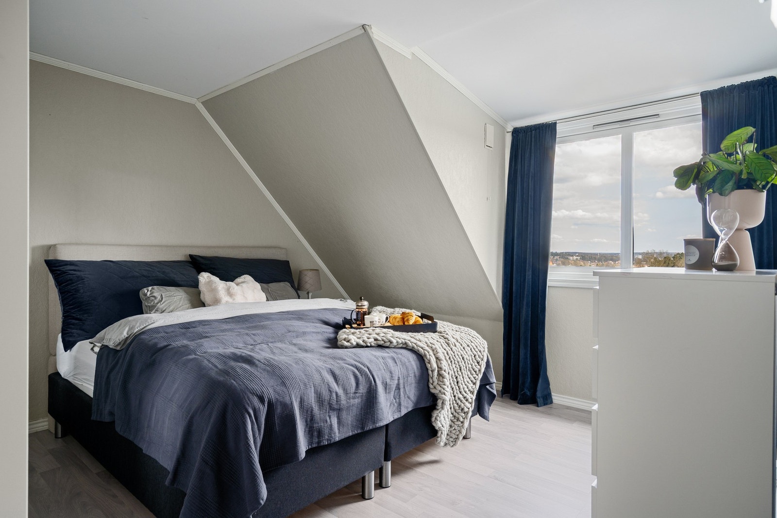 Romslig hovedsoverom med plass til dobbeltseng og garderobe. Galleribilde