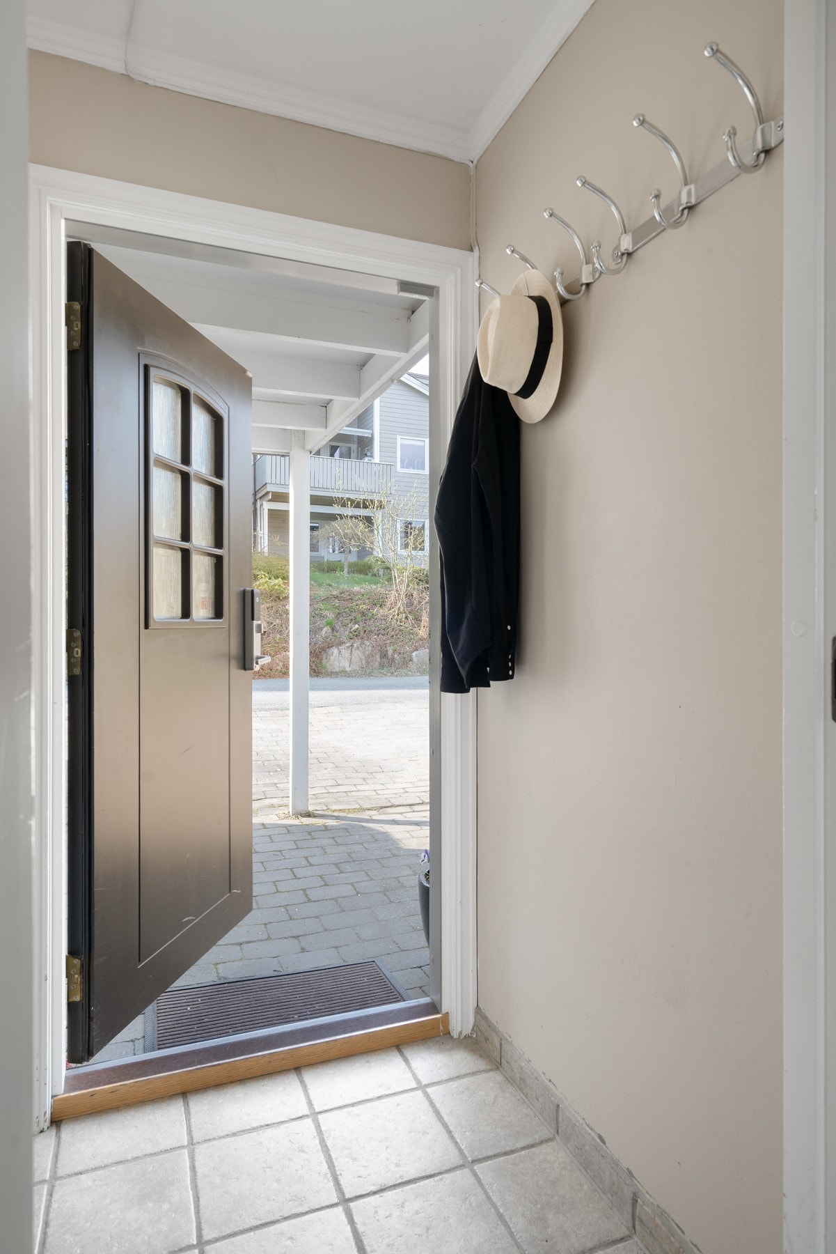 Praktiske fliser i entreen. Galleribilde